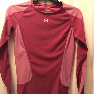 Great lightweight Under Armour top size medium